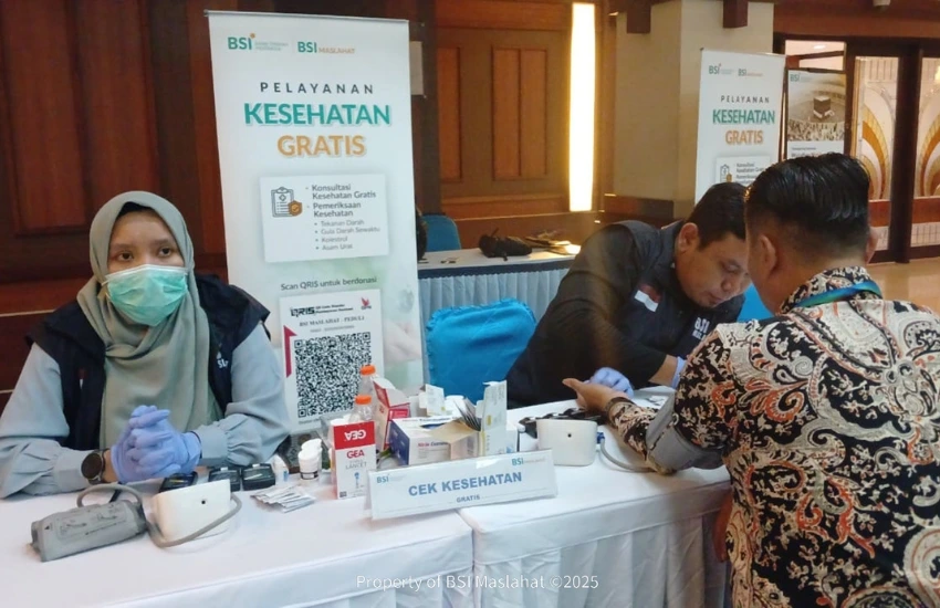 tenaga medis sedang lakukan pengecekkan kesehatan