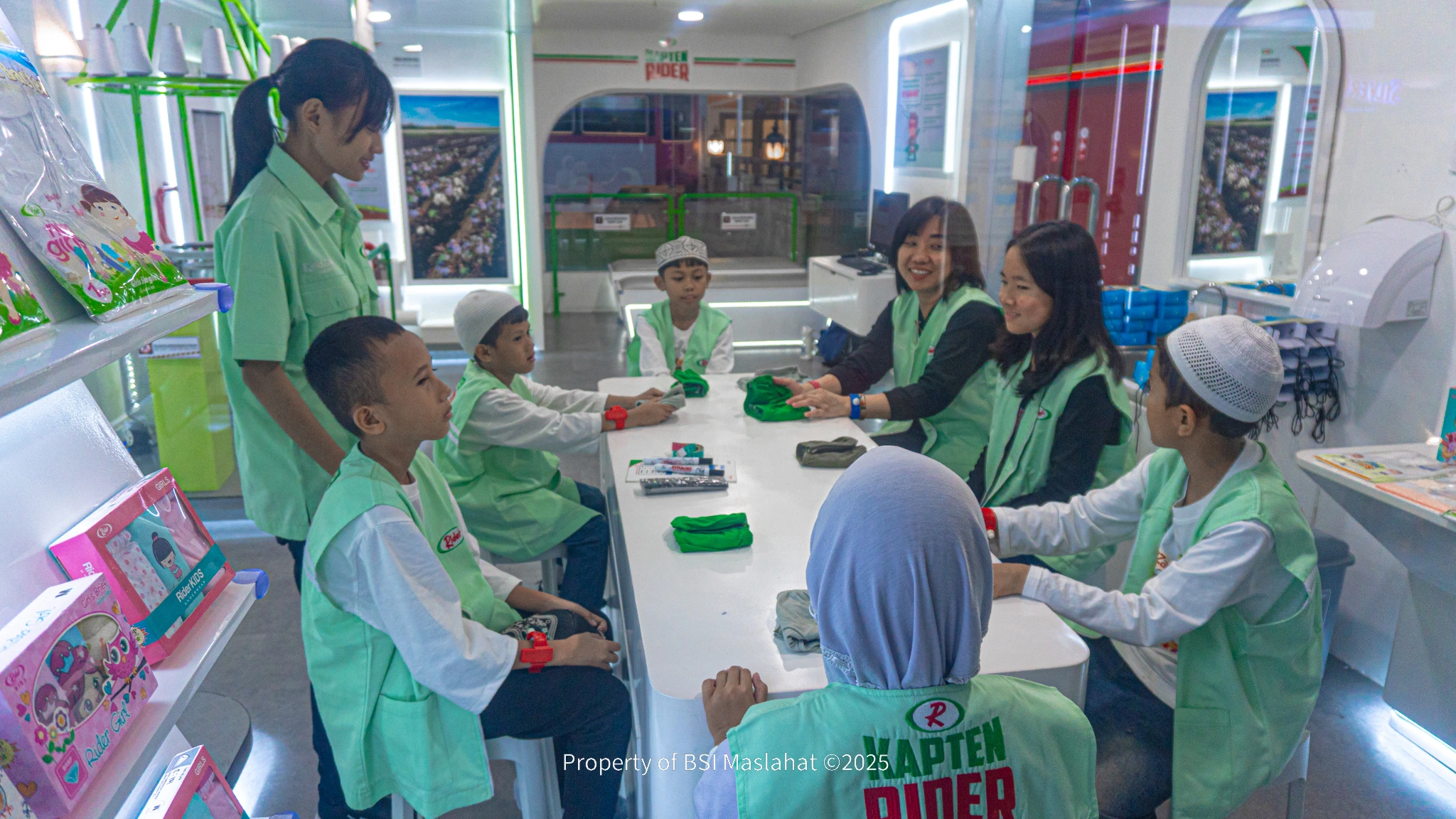 BSI Maslahat Ajak Anak Yatim Berwisata Edukatif ke Kidzania