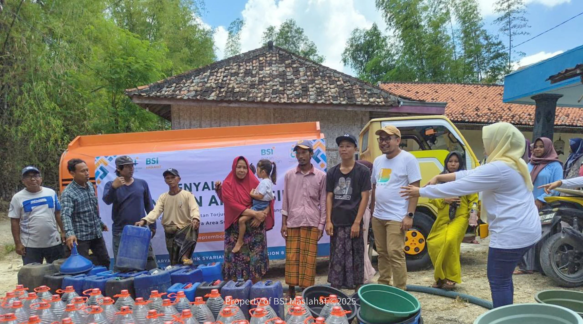 BSI Maslahat Dan IIK BSI Region 8 Area Surabaya Raya Salurkan Bantuan Air Bersih untuk Warga Terdampak Kekeringan di Sampang