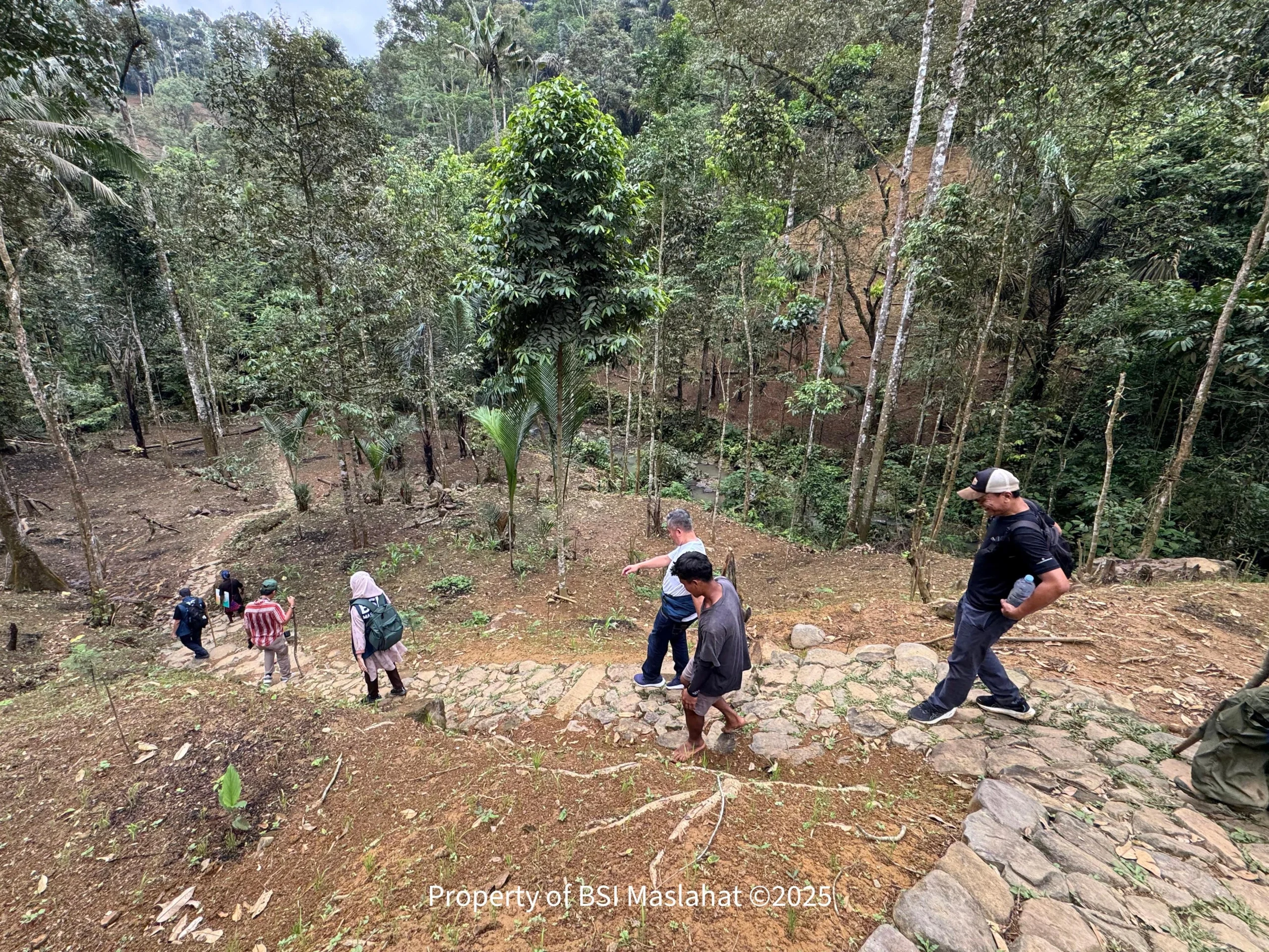 BSI Maslahat Jelajahi Pedalaman Baduy, Wujudkan Mimpi Masyarakat Baduy Miliki Jembatan Layak 