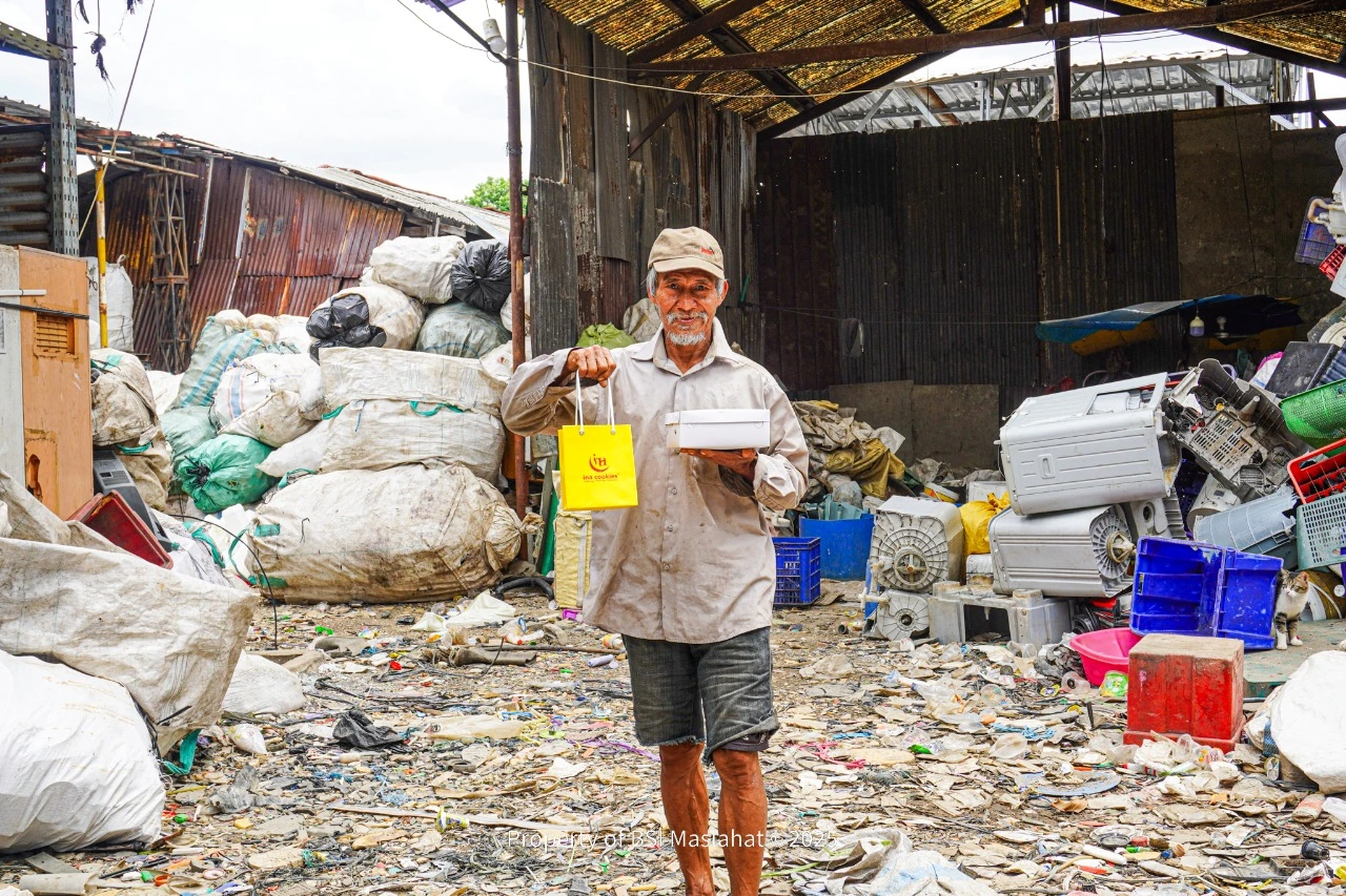 BSI Maslahat dan Ina Cookies Hadirkan Kebahagiaan di Kampung Sumur Lewat Warteg Mobile 