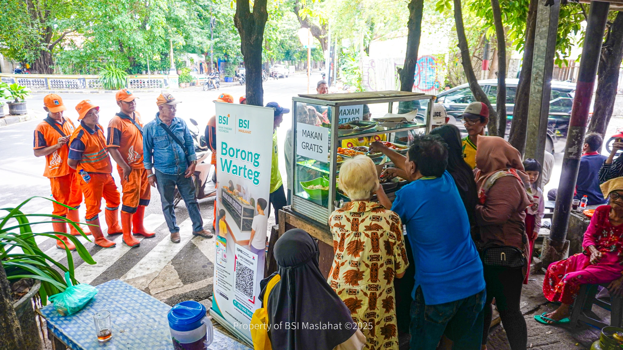 BSI Maslahat Hadirkan Program Borong Warteg, Bagikan Makanan Gratis untuk Warga yang Membutuhkan