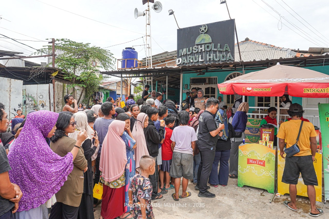 BSI Maslahat, Indocafe, dan PAB Berkolaborasi Wujudkan Ketahanan Pangan Warga Kampung Sumur Melalui Warteg Mobile