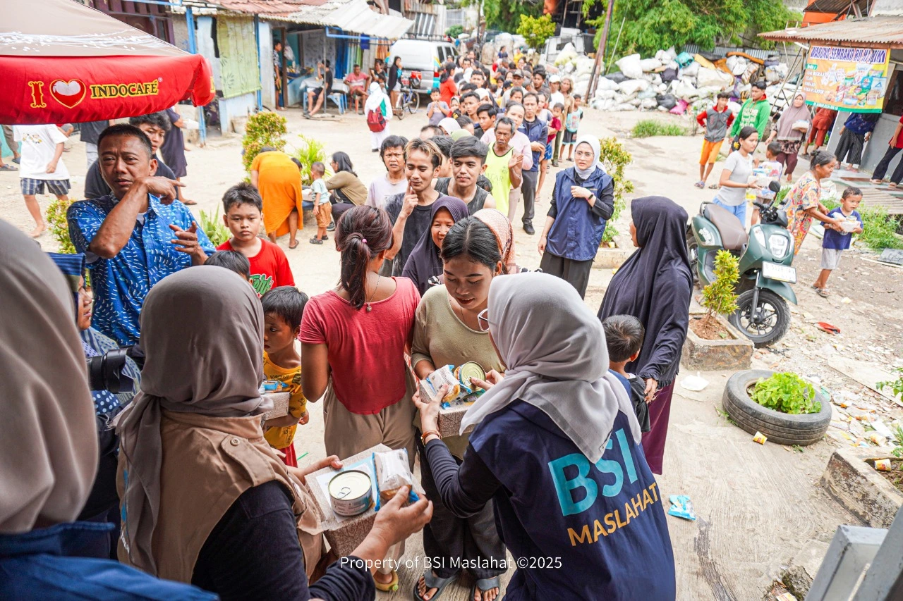 BSI Maslahat, Indocafe, dan PAB Berkolaborasi Wujudkan Ketahanan Pangan Warga Kampung Sumur Melalui Warteg Mobile