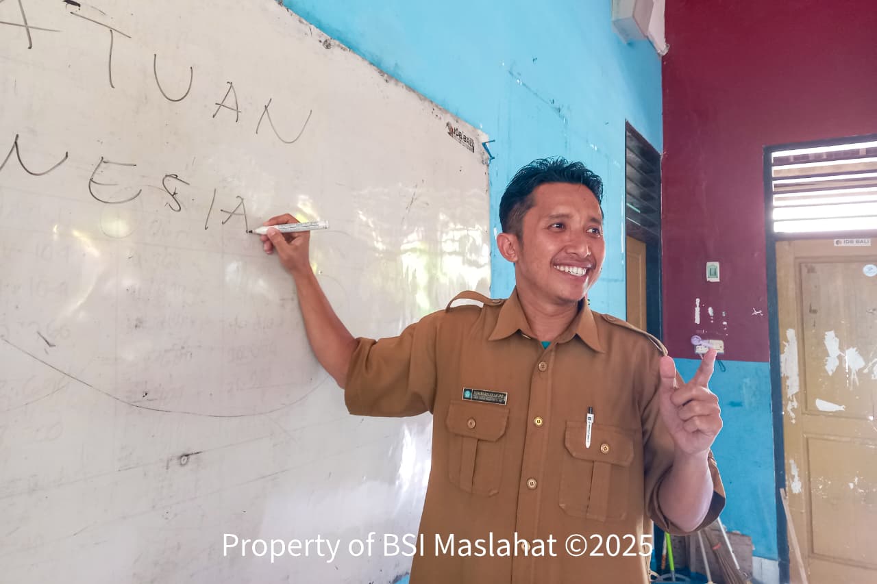 Kisah Inspiratif Pak Fadli, Guru Pedalaman yang Setia Mengabdi ditengah Keterbatasan