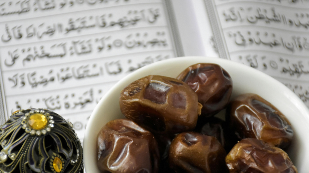 Saat Berbuka, Makan Dahulu Atau Salat Dahulu?