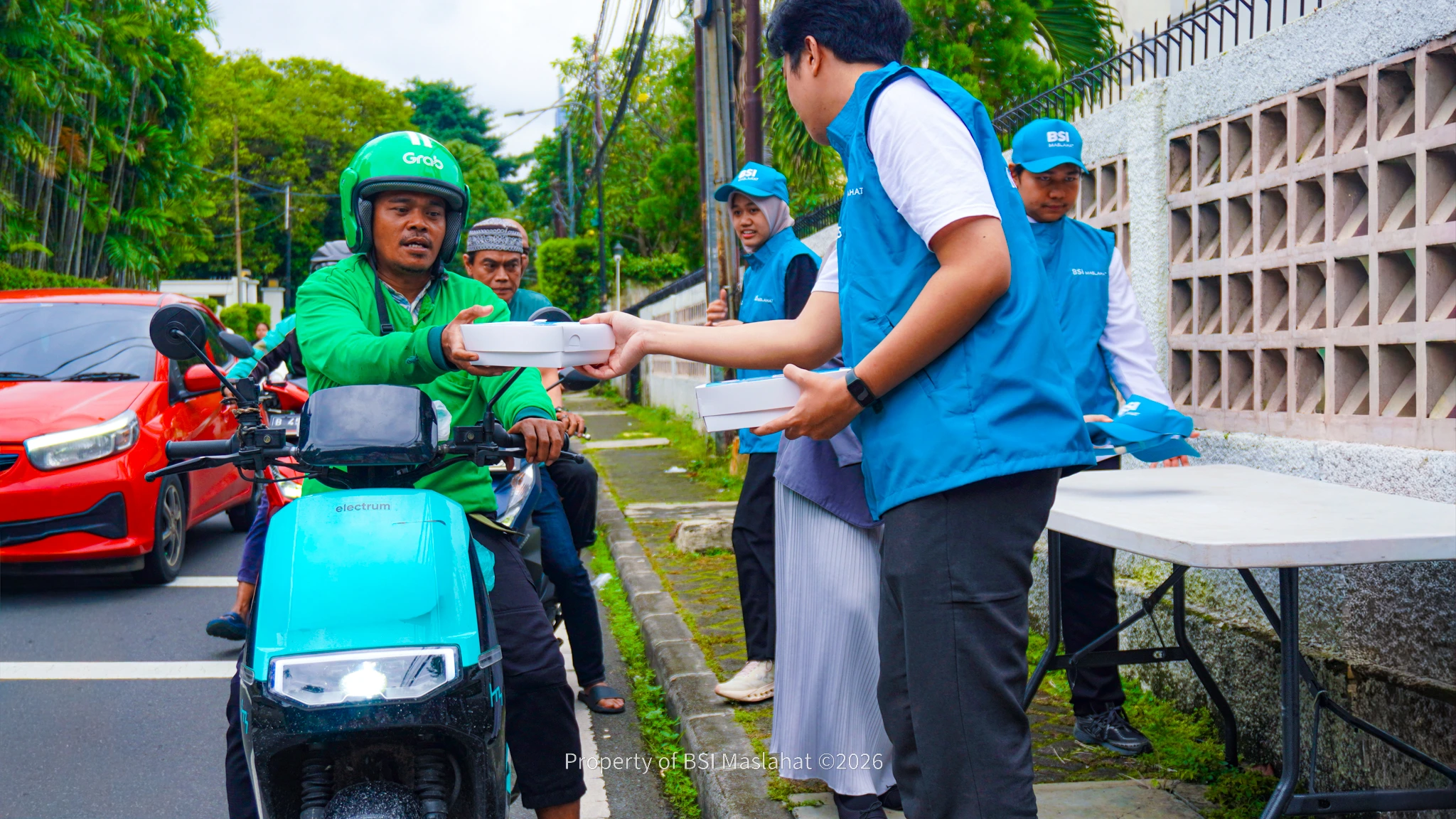 Dari Depan Kantor Hingga Penjuru Negeri, BSI Maslahat Hadirkan Program Berbagi Buka Puasa dan Sahur