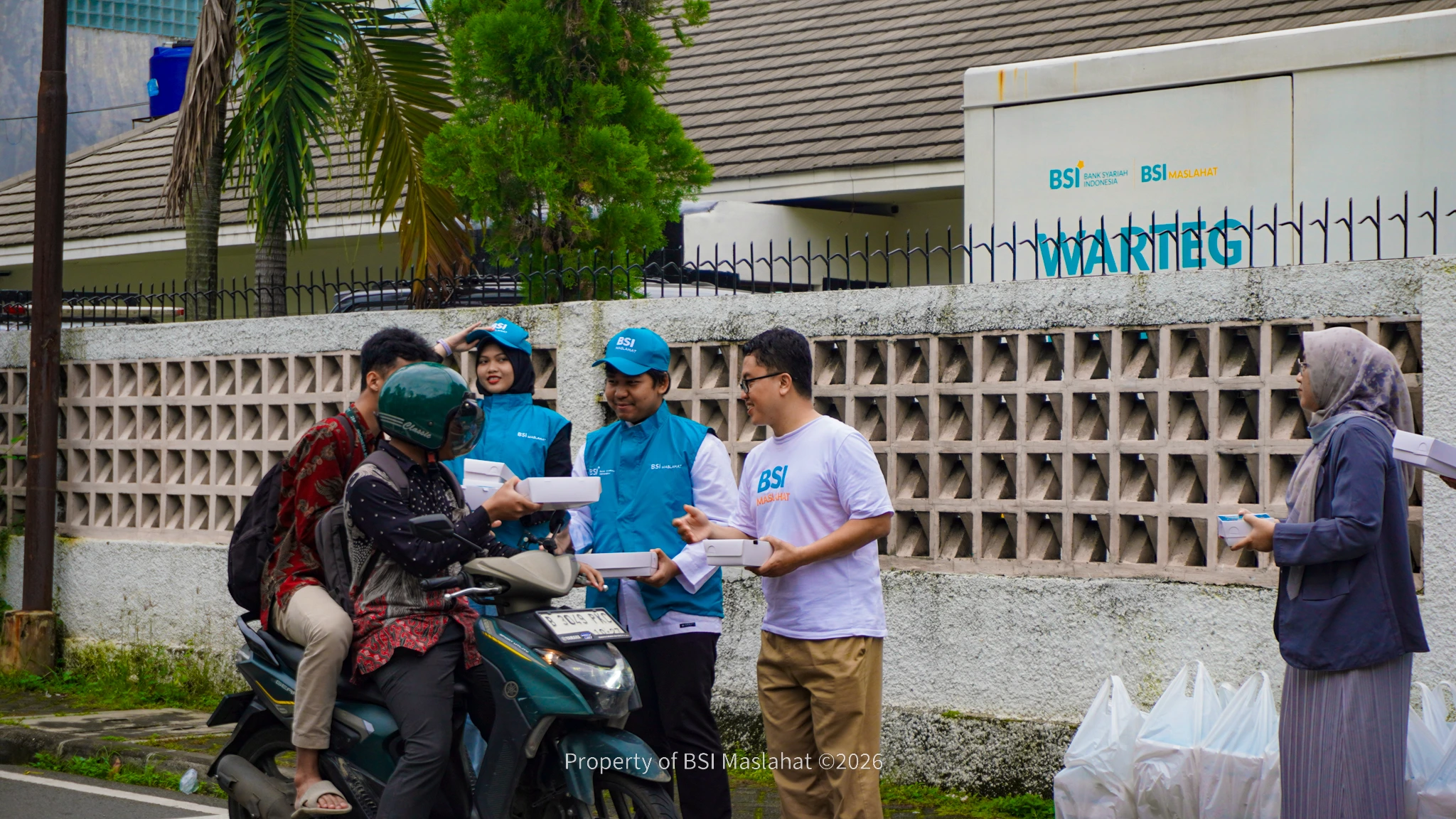 Dari Depan Kantor Hingga Penjuru Negeri, BSI Maslahat Hadirkan Program Berbagi Buka Puasa dan Sahur