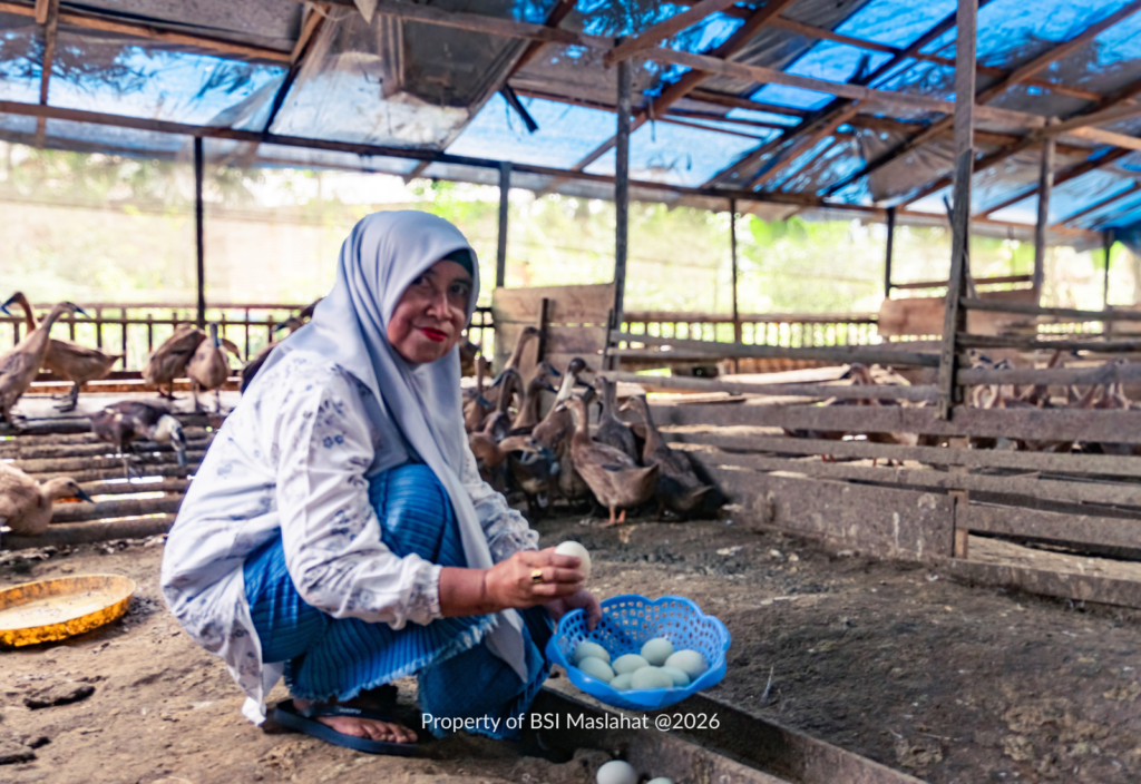 Menenun Asa dari Kandang Itik: Kisah Hasna Bersama BSI Maslahat